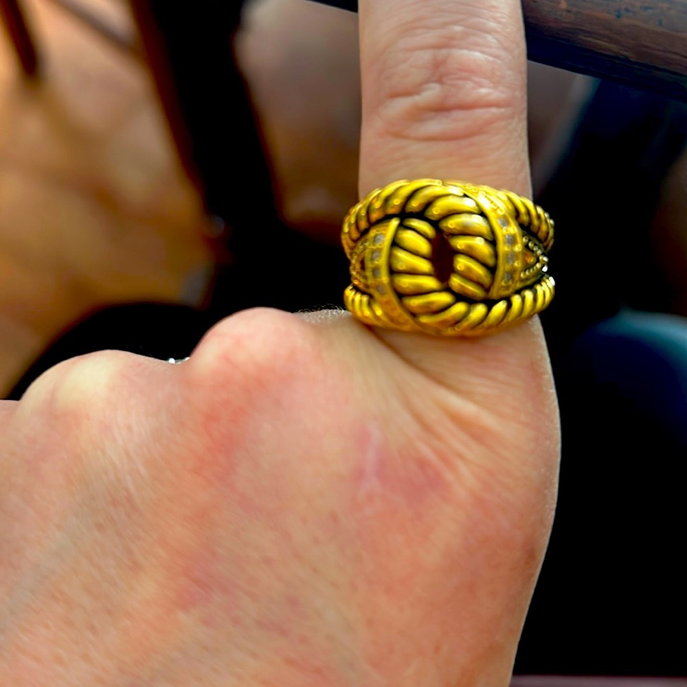 Gold twisted faux diamond on each side